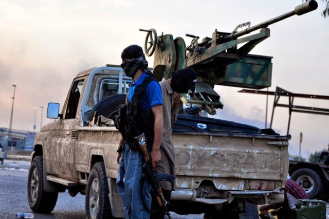 Combatientes del Estado Islámico de Irak y el Siria (ISIS) están de guardia en un puesto de control en la ciudad de Mosul el norte de Irak el 11 de junio de 2014.
