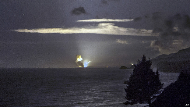 En esta imagen proporcionada por Scott Wight se ve el horizonte de Cabo Greville en Chiniak, Alaska, en el momento de la explosión del arma supersónica.
