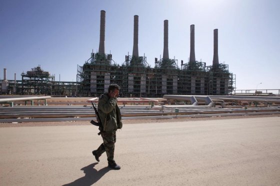 Un soldado del Consejo Nacional de Transición patrulla una refinería en Ras Lanuf, Libia. / Reuters.