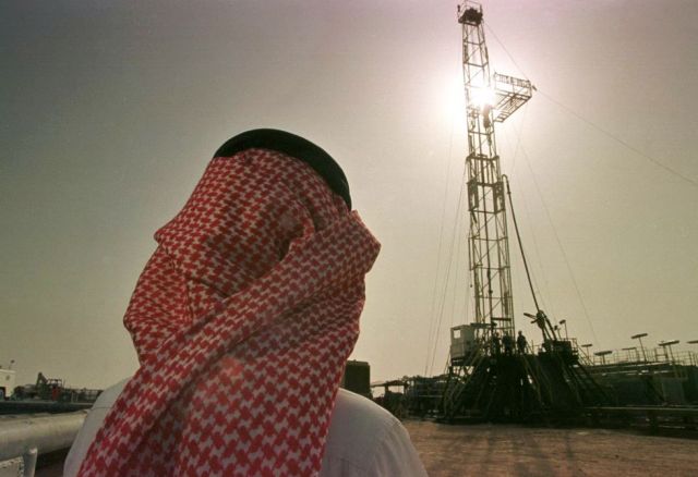 Un empleado de la compañía petrolera saudí Aramco observa los trabajos en el pozo de Al Howta, en Arabia Saudí. / JOHN MOORE (AP)