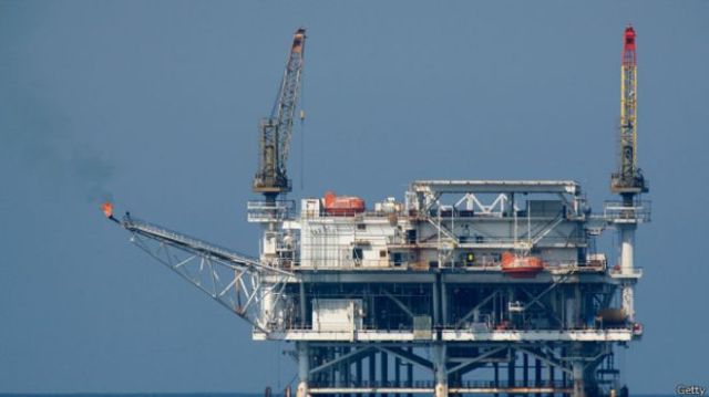 Un descubrimiento de petróleo cerca de la costa ha acrecentado el interés en la zona (foto de archivo de una plataforma petrolera).