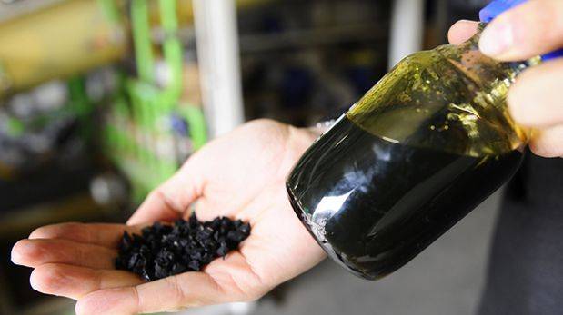 Los neumáticos molidos se transforman en un combustible análogo al diésel mediante la pirólisis. (Foto: AFP)