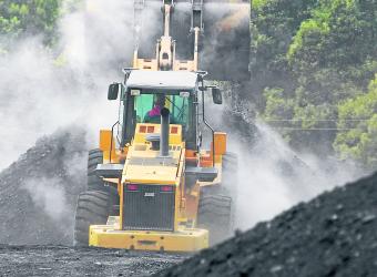 Más de 50.000 personas dependen de la producción de carbón en el interior del país. Foto: Archivo Portafolio