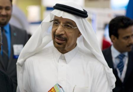 En la imagen, el presidente ejecutivo de la petrolera Aramco, Khalid al-Falih, habla con la prensa durante un evento en Manama.