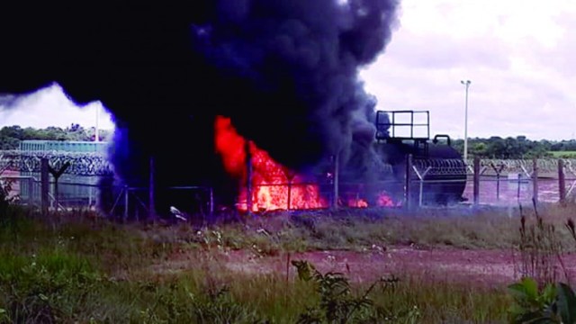 Durante las protestas se presentaron quemas en pozos y camionetas.