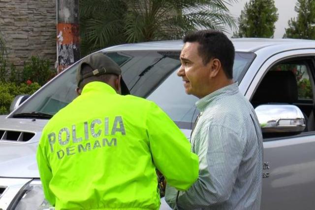 Este es el momento en que Pablo Emilio Murillo fue capturado por la Sijín de la Policía en el barrio El Recreo. Allí las autoridades le leyeron sus derechos para luego ser conducido al palacio de justicia.(Foto: Suministrada/VANGUARDIA LIBERAL)