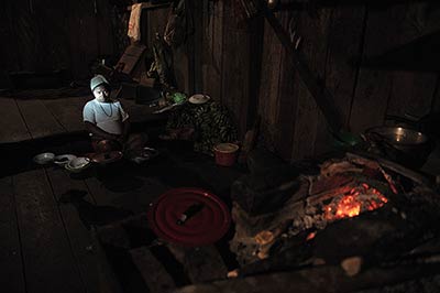 En el resguardo Saundé, los awá viven en casas de madera y aún cocinan con leña. / Foto: Nelson Sierra.