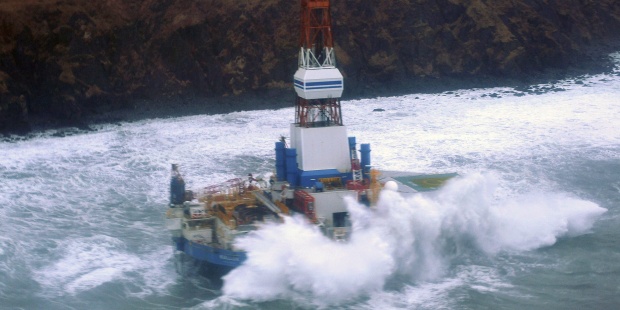 Plataforma de Shell encallada por la marea en aguas de Alaska. EFE/Us Coast