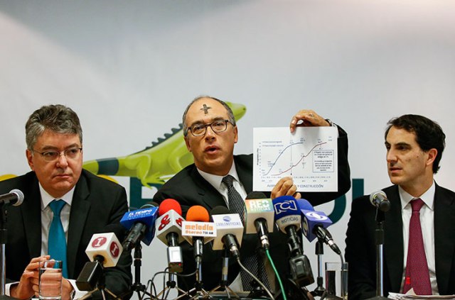 En la foto de izquierda a derecha: Mauricio Cárdenas, ministro de hacienda; Juan Carlos Echeverry, presidente de Ecopetrol y Tomás González, ministro de minas. Colprensa.