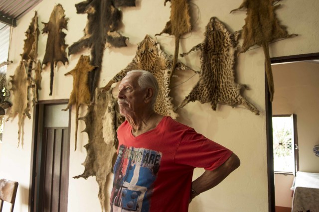 La casa de Álvaro Fula en Monterrey está adornada con recuerdos de su vida en el monte.