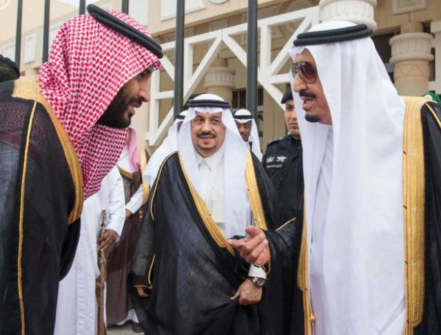 El rey Salmán, su padre, lo nombró segundo en la sucesión del trono, pero de un plumazo eso podría cambiar