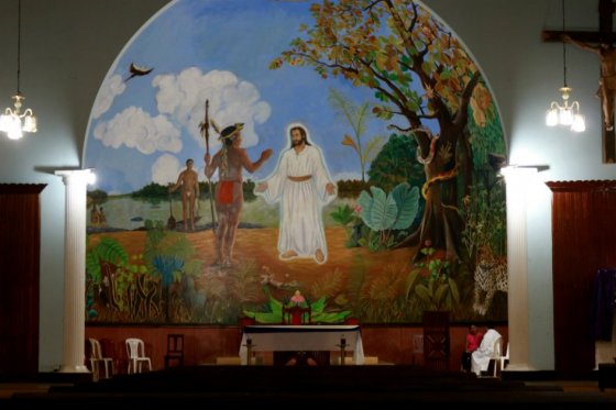 Este es el mural que tiene la iglesia católica de Mitú. En la parte superior de la imagen hay una leyenda que dice: "Venid benditos de mi padre"