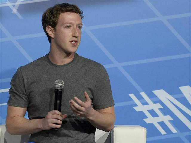  El fundador de Facebook, Mark Zuckerberg, para este año mantuvo una riqueza de 53.600 millones de dólares. Es el quinta del listado de Forbes.