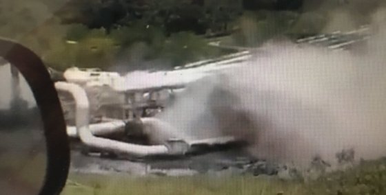 Momentos en los que se evidencia el escape de líquidos. La imagen fue captada por pobladores de la zona. /Cortesía