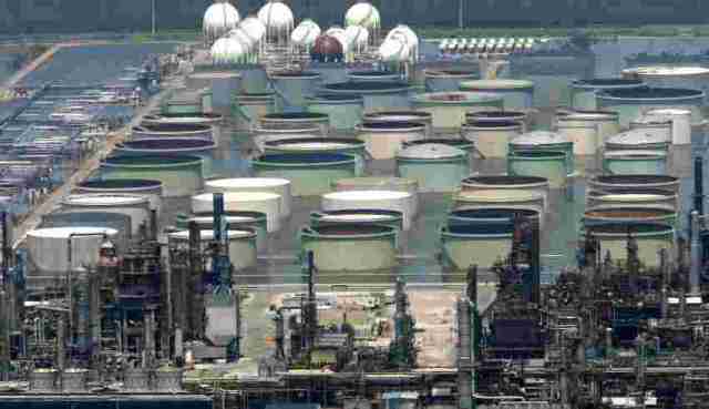 Gulfport, UNITED STATES: The Shell Oil refinery appears shut down to a minimum in Pascagoula, Mississippi, 30 August 2005, after the high winds and waves of Hurricane Kartrina. The US government said it was considering an oil industry request to open up its Strategic Petroleum Reserve 30 August 2005 after Hurricane Katrina battered crude production sites in the country's south. AFP Photo/PAUL J. RICHARDS (Photo credit should read PAUL J.RICHARDS/AFP/Getty Images)